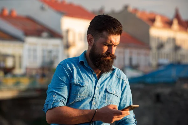 Jovem empresário urbano no telefone inteligente na rua falando no smartphone sorrindo vestindo camisa. — Fotografia de Stock