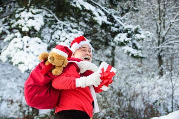 Babbo Natale viene nella foresta invernale con una borsa di Natale di regali, paesaggio innevato. Felice anno nuovo. — Foto Stock