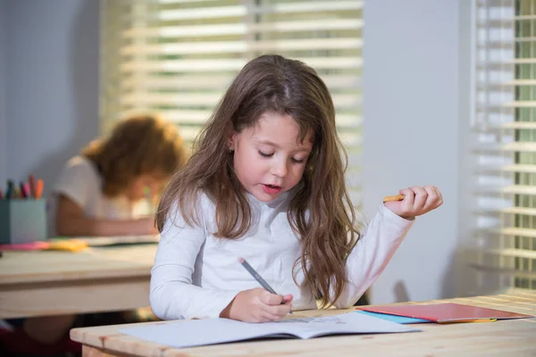 Barn i klassrummet i skolan. Tillbaka till skolan. — Stockfoto