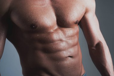 Seksi çıplak gövde, karın kası. Güzel gövdeli zinde bir genç..