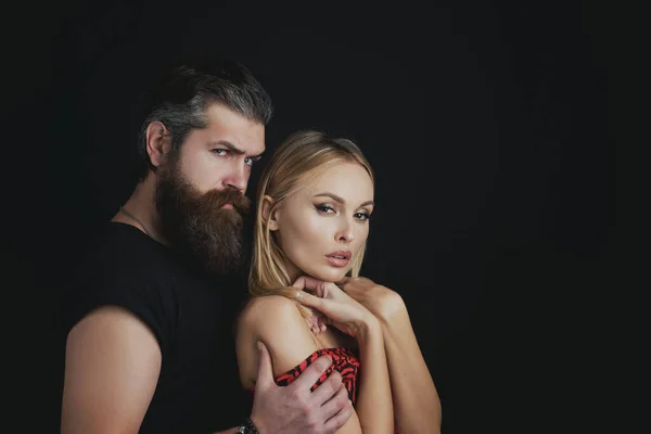 Elegante pareja de moda mirando a la cámara Hipsters amor. Estilo Vogue. —  Fotos de Stock