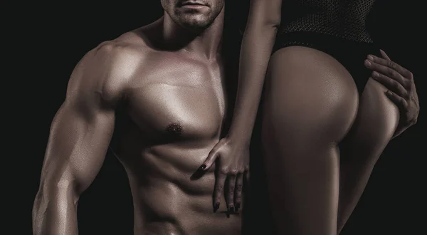 Sensuale coppia romantica e amorevole. Rapporto intimo e rapporti sessuali. Un uomo dominante. Passione e tocco sensuale. Bella appassionati amanti su sfondo nero. — Foto Stock