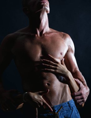 Aşık seksi çift, hassas anın tadını çıkarıyor..