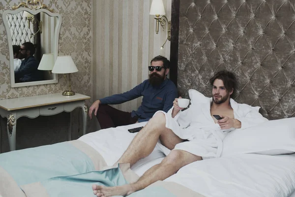 Komik insanlar, uyku zamanı ve dinlenme konsepti. Yatakta yatan adamlar. Çift olmak eğlencelidir.. — Stok fotoğraf