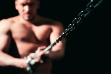 Demir zincirli kaslı adam, seçici odaklanma. Zincir. Çok güçlü. Direniş kavramı.