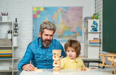 Çocuklar evlerinde tahta bloklar inşa ediyorlar. Baba ve oğul, meditasyon için Jenga oyunlarını istifliyor. Elle kontrol binası hesaplama becerileri. Çocuklar konsept oynar.