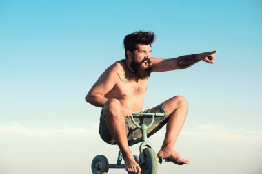 Küçük bir bisiklet süren çılgın bir adam. Komik adam..