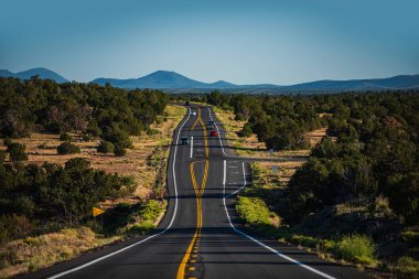 Manzara ve yolun üstünde gün doğumu. İçeriye aktar.