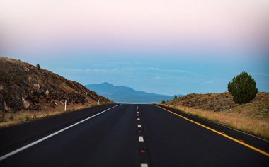 Manzara ve yolun üstünde gün doğumu. Boş asfalt yol. Asfalt dokusu, yol arkaplanı.