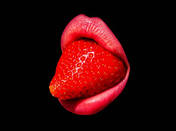 Erdbeerzungen. Sexy Lippe, Kunst Mund, isoliert auf schwarzem Hintergrund. — Stockfoto
