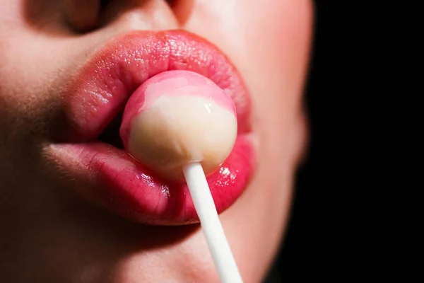 Vrouwelijke lippen. Natuurlijke schoonheid lipverzorging. Sexy vrouwelijke lippen met roze lippenstift. Sensuele vrouwen openen hun mond. Rode lip met glanzende lipgloss. Tong en sexy. — Stockfoto