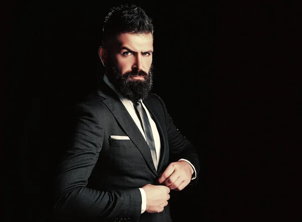 Abito uomo barbuto moda. Vestiti classici di lusso, alla moda. Uomo in abito classico, camicia e cravatta. Concetto uomo d'affari. — Foto Stock