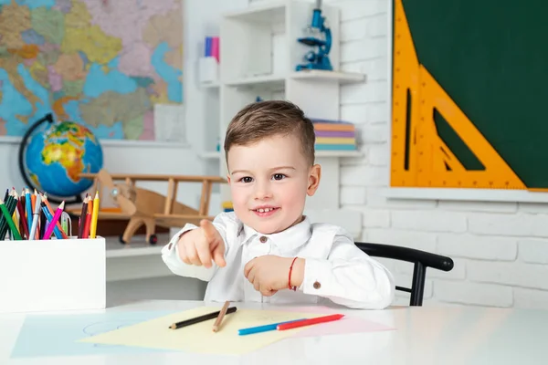 Leuke jongen op de basisschool. Basisschool. Thuis onderwijzer. Leuke kleine jongen die studeert. Onderwijs. — Stockfoto