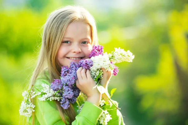 Schöne Teenager-Mädchen im Blütenpark. Lustiges Porträt eines frühlingshaften Teenager-Mädchens. — Stockfoto