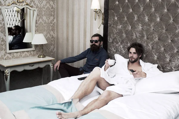 Komik insanlar, uyku zamanı ve dinlenme konsepti. Yatakta yatan adamlar. Çift olmak eğlencelidir.. — Stok fotoğraf