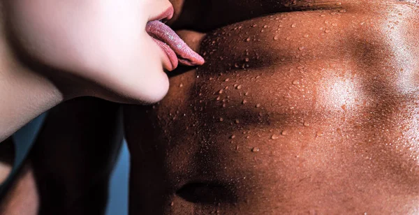 Pareja sensual disfrutando de la intimidad. Disfrutar de tierno cálido momento agradable de amor. — Foto de Stock