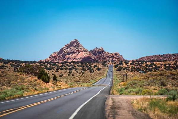 Üres festői országút Arizonában, USA-ban. Természetes amerikai táj aszfaltozott úton a horizontig. Desert autópálya naplementekor, utazási koncepció, USA. — Stock Fotó