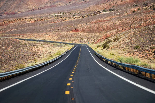 Paesaggio naturale americano con strada asfaltata all'orizzonte. — Foto Stock