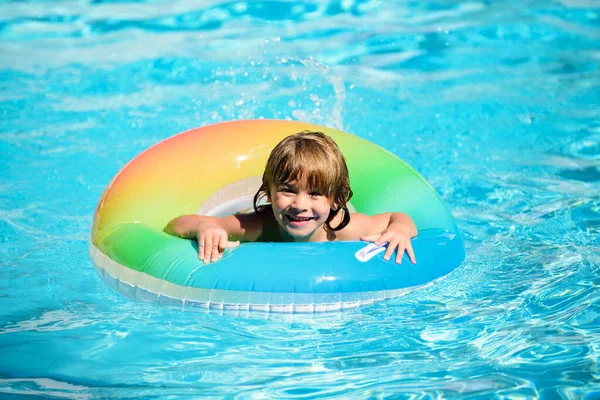 Niño en la piscina. Actividad de verano. Estilo de vida saludable para niños. —  Fotos de Stock
