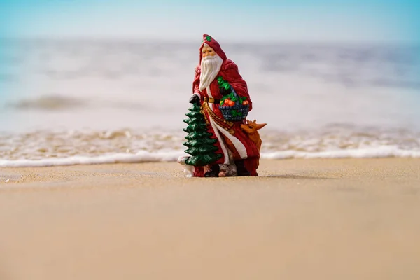 Χριστουγεννιάτικες ευχετήριες κάρτες. Ο Άγιος Βασίλης στην παραλία. Ευτυχισμένο το Νέο Έτος και Καλά Χριστούγεννα ταξίδια, τροπικές διακοπές έννοια. — Φωτογραφία Αρχείου