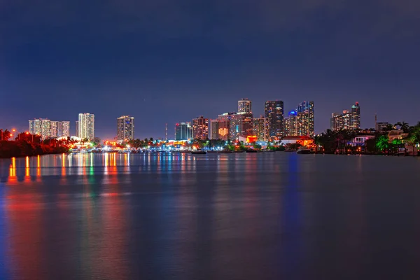 Miami Downtown. Miami Wolkenkratzer in der Nacht, Südstrand. — Stockfoto