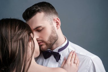 Güzel, tutkulu, seksi çiftin öpüştüğü yakın çekim. Genç kız arkadaş ve erkek arkadaş.