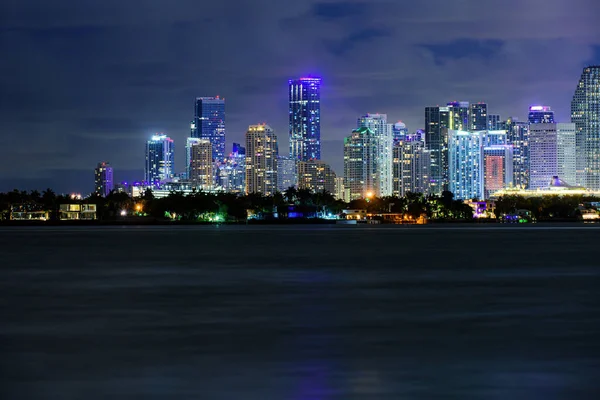 Miami üzleti negyed, a város fényei és tükröződései. Miami belvárosa. — Stock Fotó