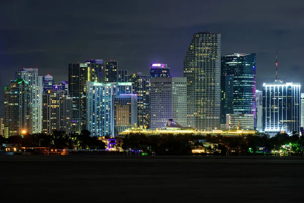 Miami obchodní čtvrti, světla a odrazy města. Miami City Night. — Stock fotografie