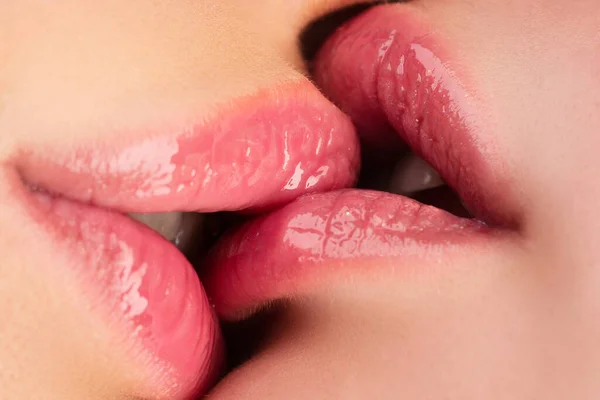 Lesbiska par kysser läppar. Sensuella lesbiska. Sexig mun. — Stockfoto