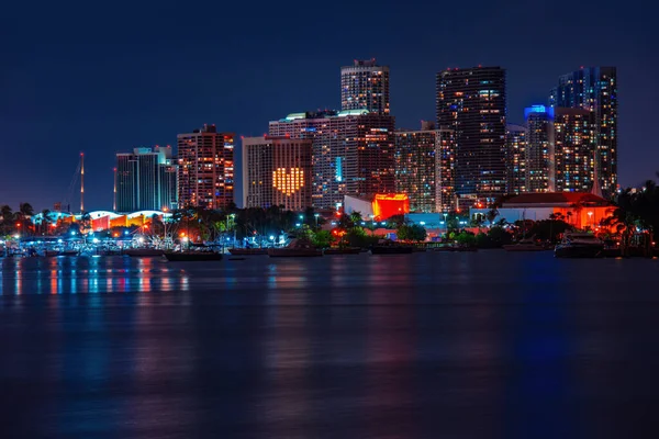 Miami városképe. Miami felhőkarcolók éjszaka, déli part. — Stock Fotó