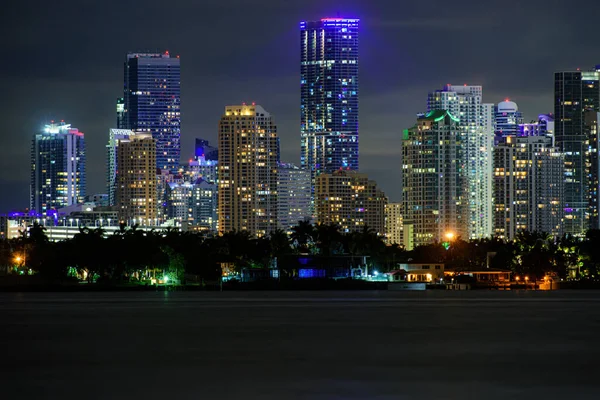 Miami affärsdistrikt, ljus och reflektioner av natten staden. — Stockfoto