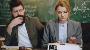 Retro laboratuarı. Profesör sınıfta ders veriyormuş. Daktilo klasiği.