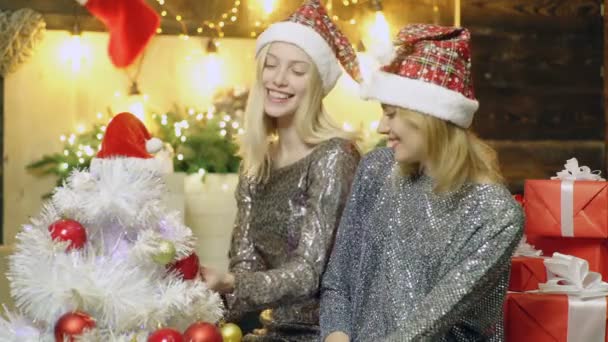 Dos mujeres celebrando la Navidad, divirtiéndose, vestidos de lujo, riendo. — Vídeo de stock