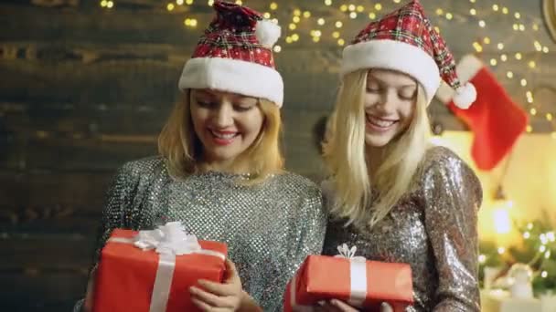 Twee vrouwen vieren Kerstmis met cadeau. — Stockvideo