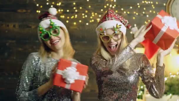 Vánoční příprava - luxusní dívky slaví Nový rok. Vánoční večírek. Krásné dívky v Santa klobouk a legrační brýle oslava Nový rok. — Stock video
