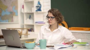 Sınava ya da sınava hazırlanan öğrenci. Sınıfta güzel bir öğretmen..