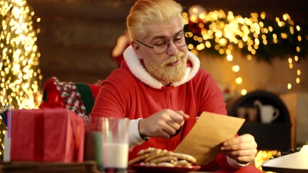 Crazy santa claus verbaasd onder de indruk velen ontvangen verlanglijstje brieven in huis binnen met kerst x-mas verlichting decoratie. — Stockvideo