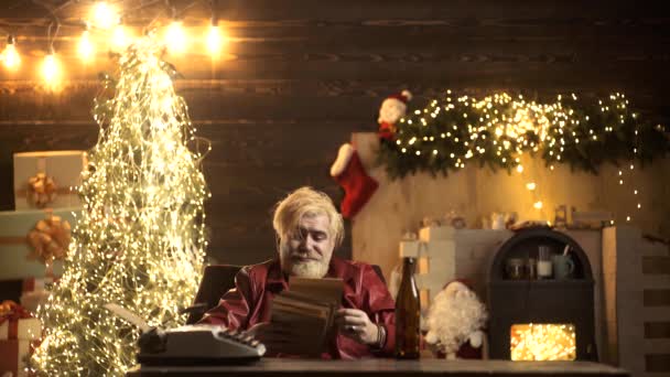 Slechte Kerstman lees wensenlijst. Trieste kerstman op kerstavond, stress en ziekte concept. — Stockvideo