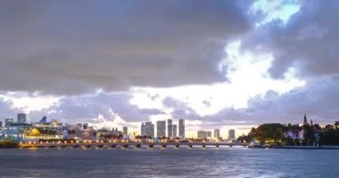 Miami 'de gemi turu. Terminalde seyir zamanı. Miami, Florida, ABD - zaman aşımı. Miami yolcu gemisinde trafik çok hızlı ilerliyor..