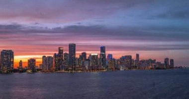 Miami 'nin zamanı geldi. Miami, Florida, ABD şehir merkezi siluetinin zaman aşımı.