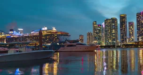 Miami tijdspanne. Cruiseschip op Miami Skyline tijdspanne. Miami, Florida, Verenigde Staten skyline op Biscayne Bay. Reizen en toerisme. — Stockvideo