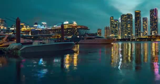 Plavební loď na Miami. Plavba oceánem a bohatá koncepce plavby. — Stock video