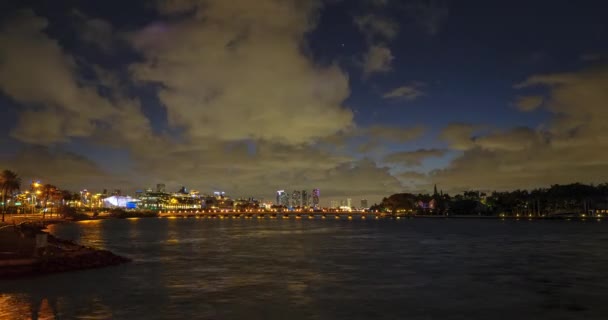 Crociera sull'oceano. Timelapse della nave da crociera su Miami Skyline. Time lapse nave da crociera a Miami. — Video Stock