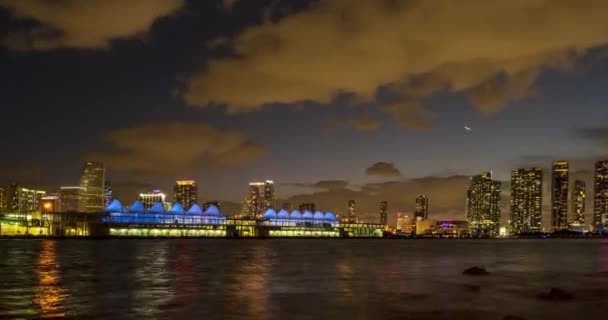 Timelapse Miami. Citys Miami de edifícios residenciais e empresariais iluminados ao pôr do sol com reflexão. — Vídeo de Stock