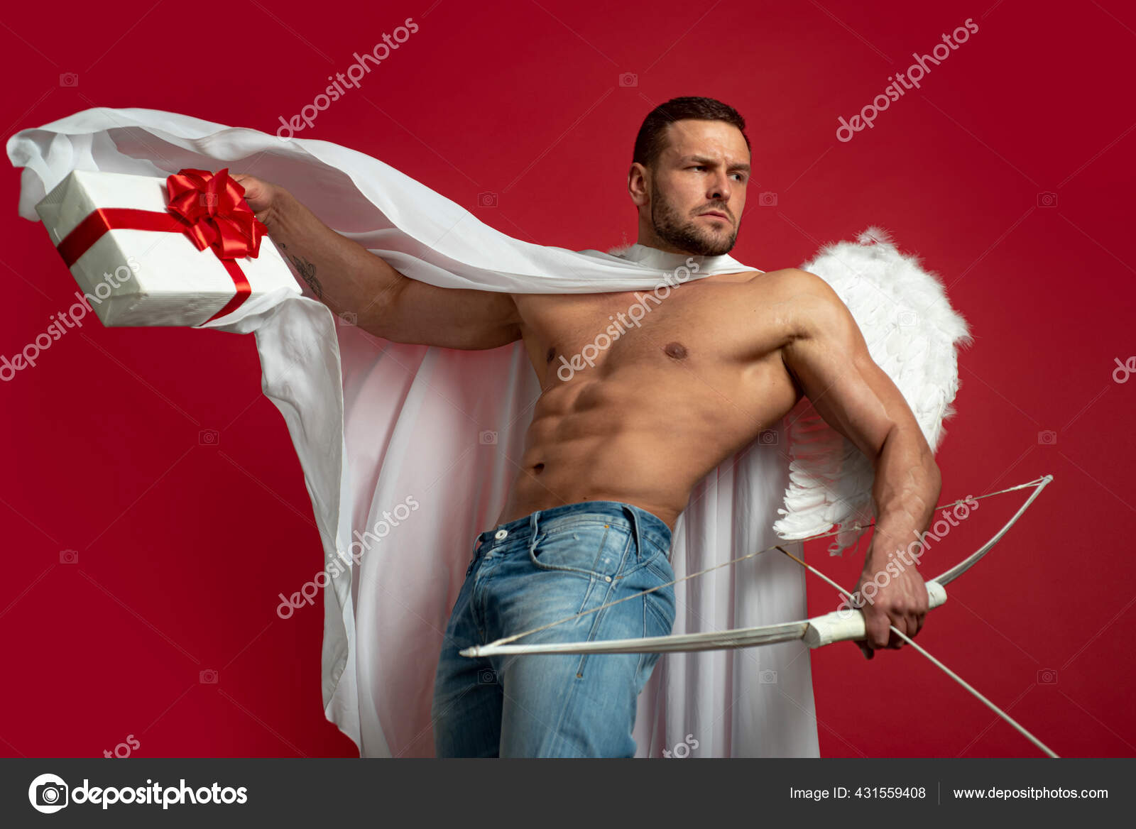 Un hombre sexy en San Valentín. Hombre ángel guapo con alas de