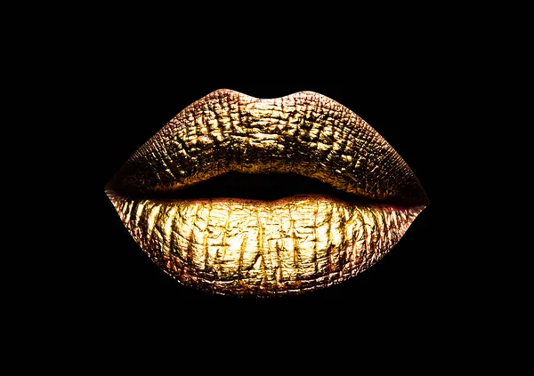 Een gouden lip. Close-up weergave van seksuele mooie vrouw gesloten gouden lippen geïsoleerd op zwarte achtergrond. — Stockfoto