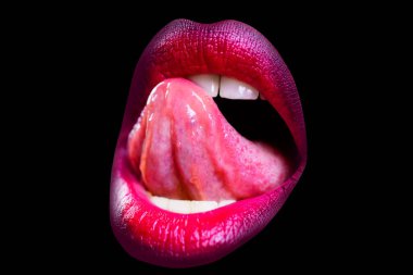 Dili açık seksi bir ağız beyaz dişleri yalıyor. Şehvetli kırmızı dudaklar. Seksi dudaklar, yala.