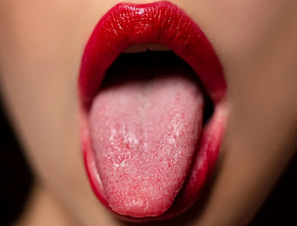 Sensual boca abierta con lengua. Los labios rojos sensuales. Los labios sexys besan, besan boca. Besos de pasión. — Foto de Stock