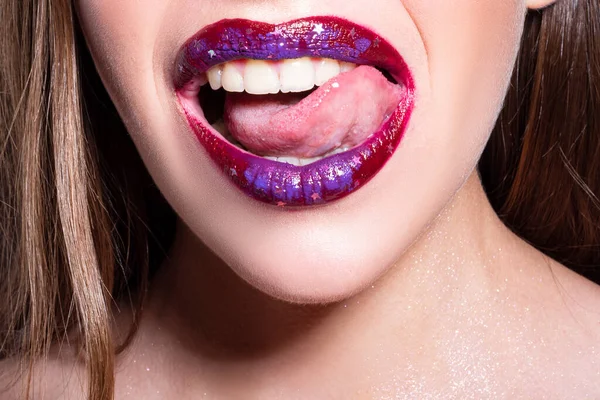 Primer plano de la boca abierta sexy con lengua lamer dientes blancos. Los labios rojos sensuales. Sexy labios, chupar. — Foto de Stock