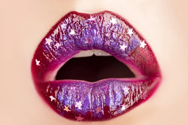 Sexiga läppar. Sensuell mun och passion kyssar, närbild. — Stockfoto